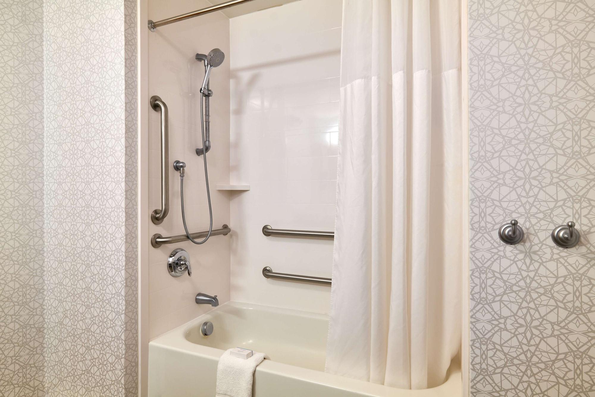 Hilton Garden Inn Блумингтон Экстерьер фото