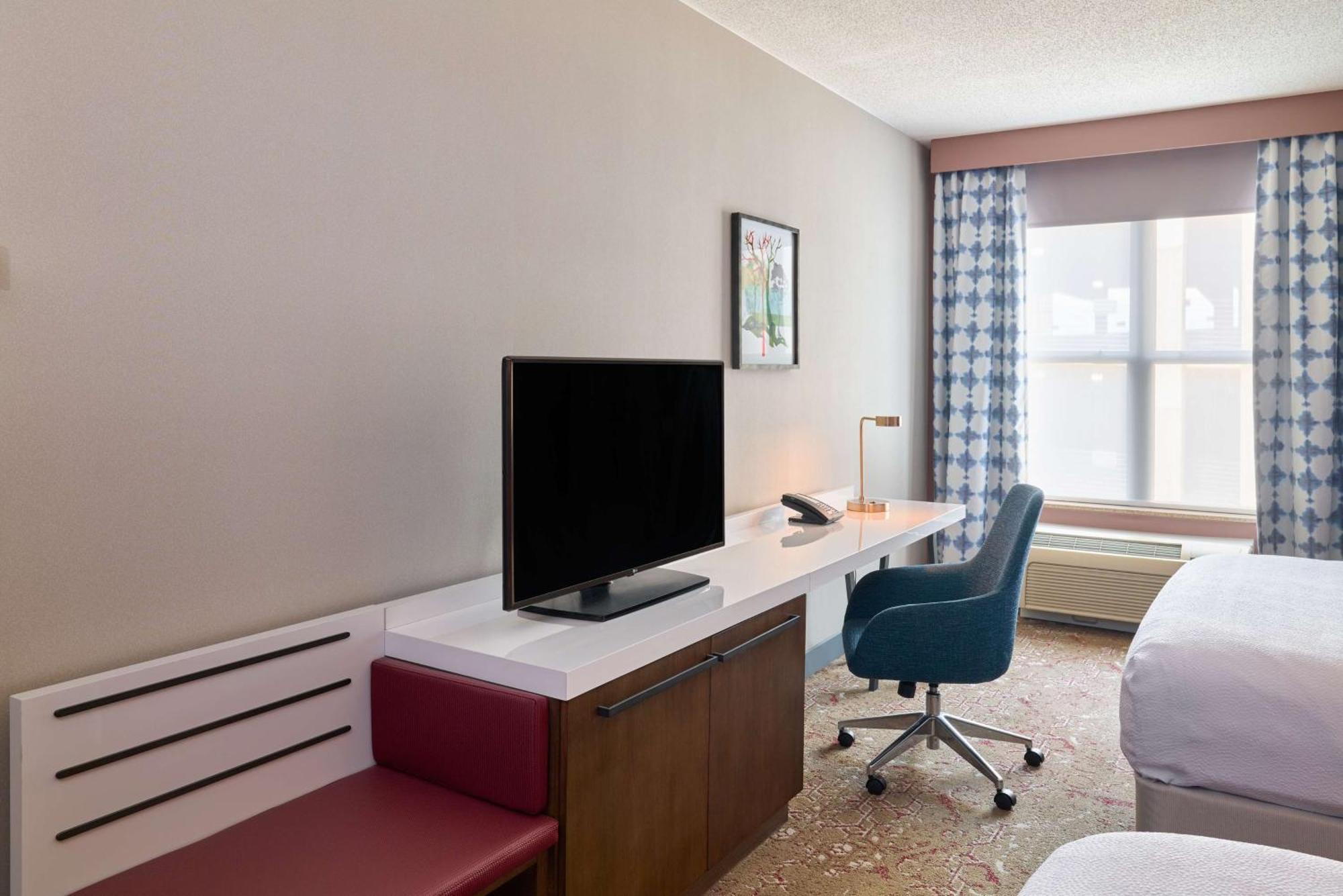 Hilton Garden Inn Блумингтон Экстерьер фото