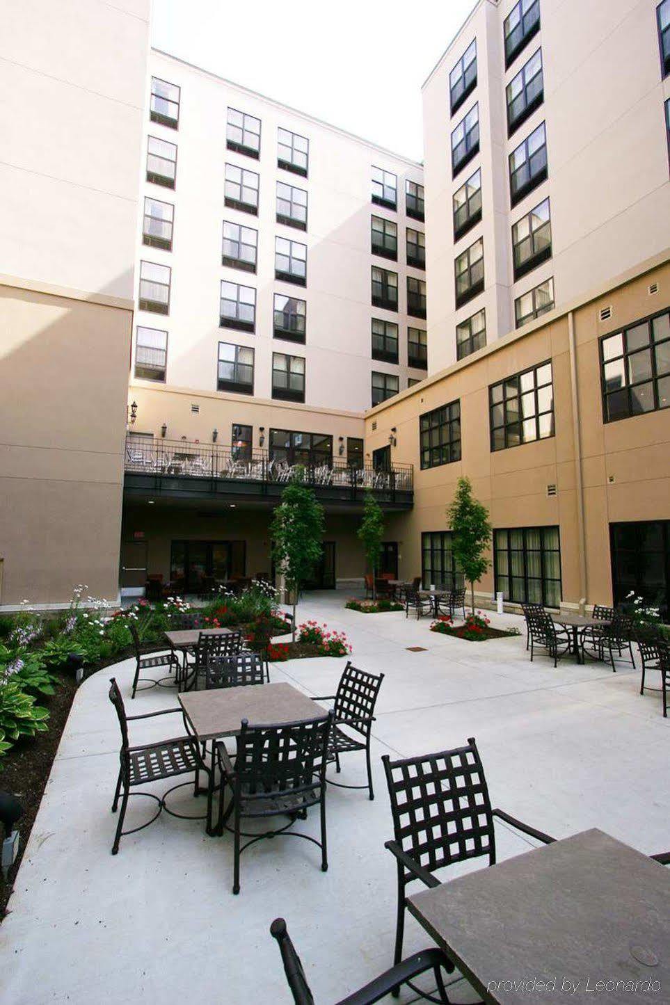Hilton Garden Inn Блумингтон Экстерьер фото